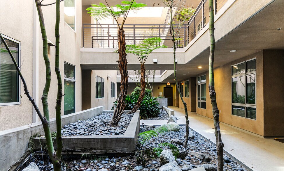 Courtyard - 6001 Carlton Way