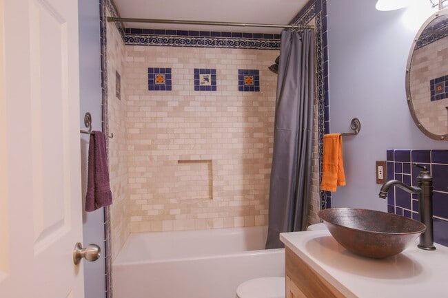 Building Photo - Lovely Langley Condo and Pet Friendly!