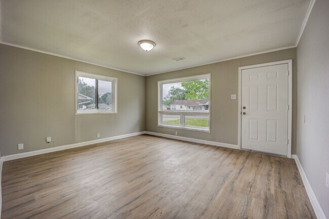 Building Photo - Freshly Updated 3 Bedroom House