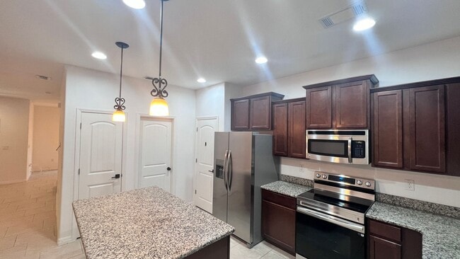 Building Photo - Beautiful Upgraded 3 Bedroom and 2 1/2 Bat...