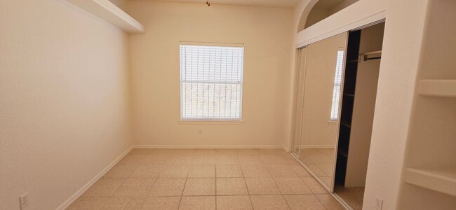 Building Photo - Stunning 4 bedroom, 2.5 bath home in West ...