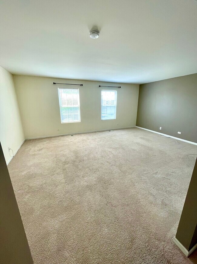 Building Photo - 541 Springbrook Trail N