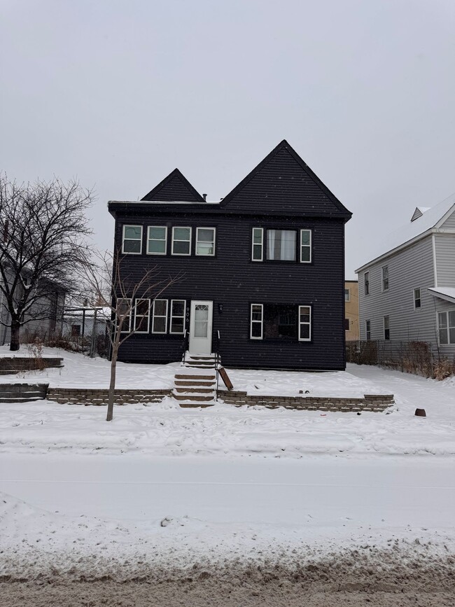Building Photo - 2 bed/1 bath updated duplex