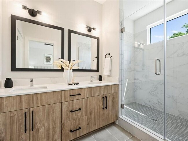 Building Photo - Modern Luxury Townhomes in Charlotte, NC.
