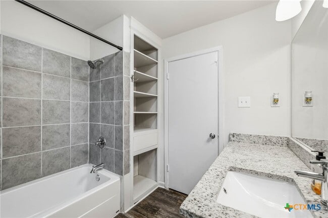 Building Photo - 610 Creek St