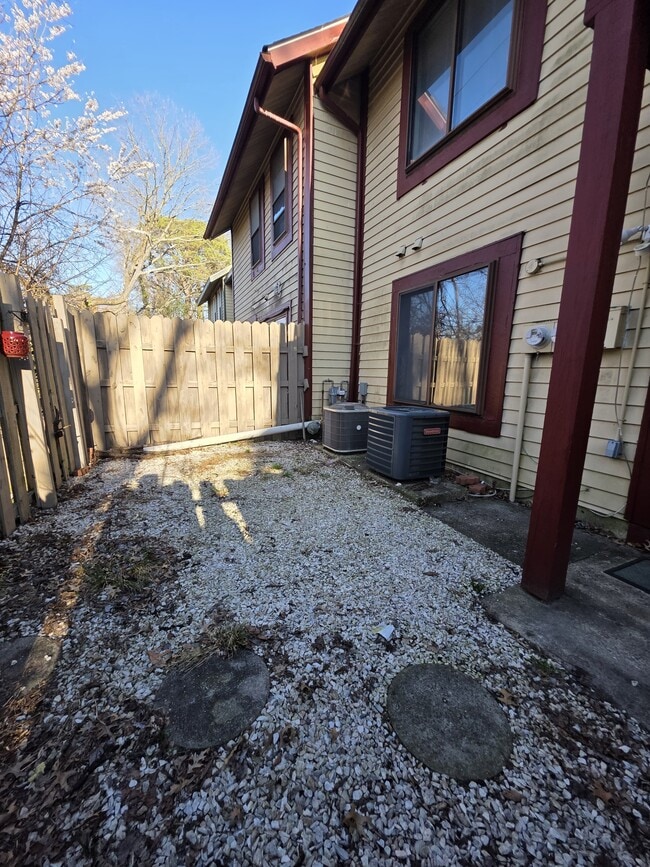 Building Photo - 122 Chelsea Cir