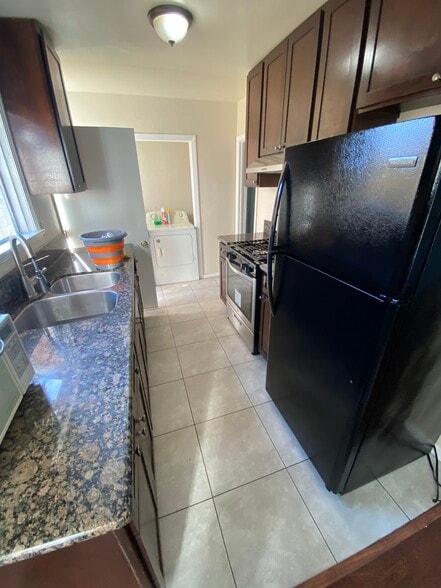 Kitchen - 1820 W 108th St