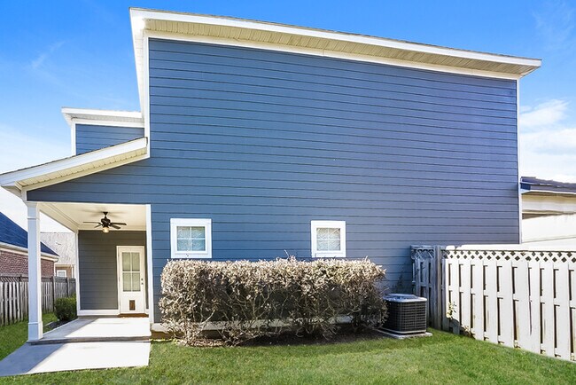 Building Photo - Inviting 3-Bedroom Home