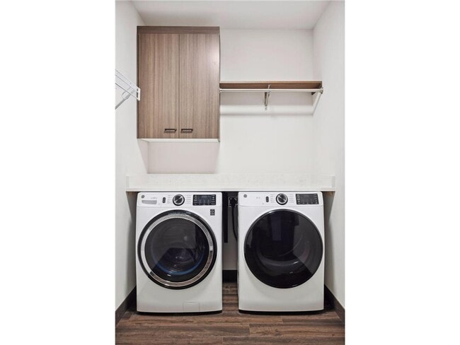 Building Photo - 253 Lake St E