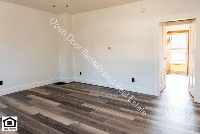 Building Photo - 1320 1/2 S Van Buren