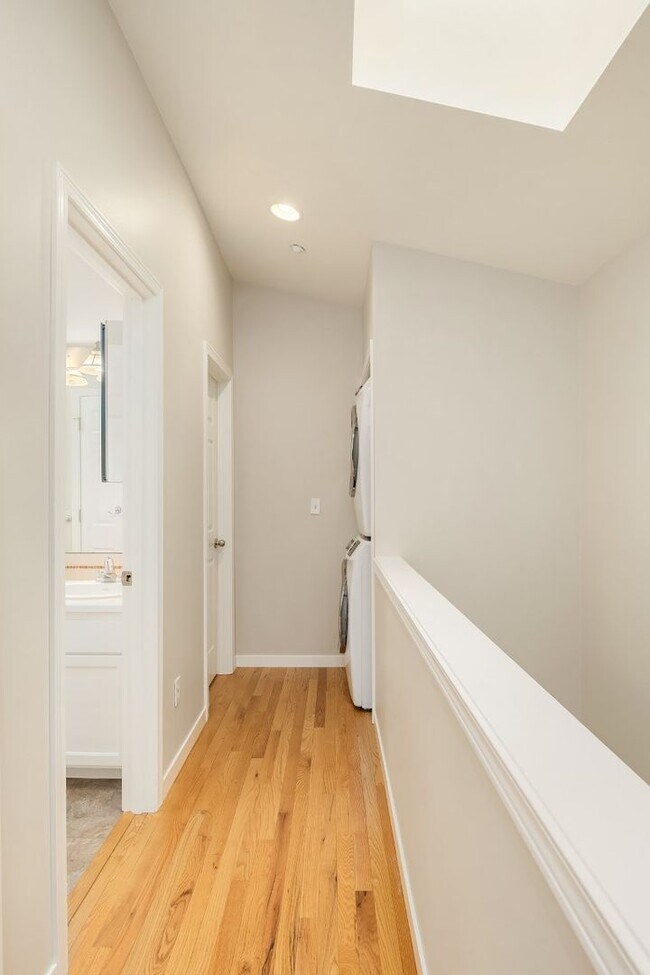 Building Photo - 3Bd/2.25Ba Seattle Townhouse