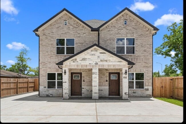 Primary Photo - 102 Schade Ln