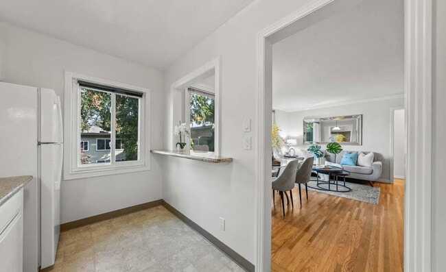 Building Photo - Spacious 1 bedroom 1 bathroom top floor unit in a highly desirable west side location!