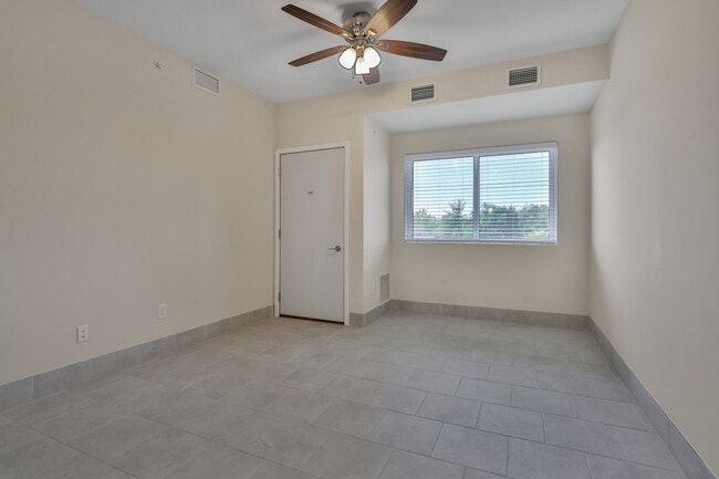 Building Photo - 1040 Como Ave SE