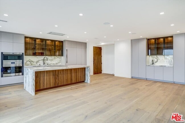 Building Photo - 100 S Doheny Dr