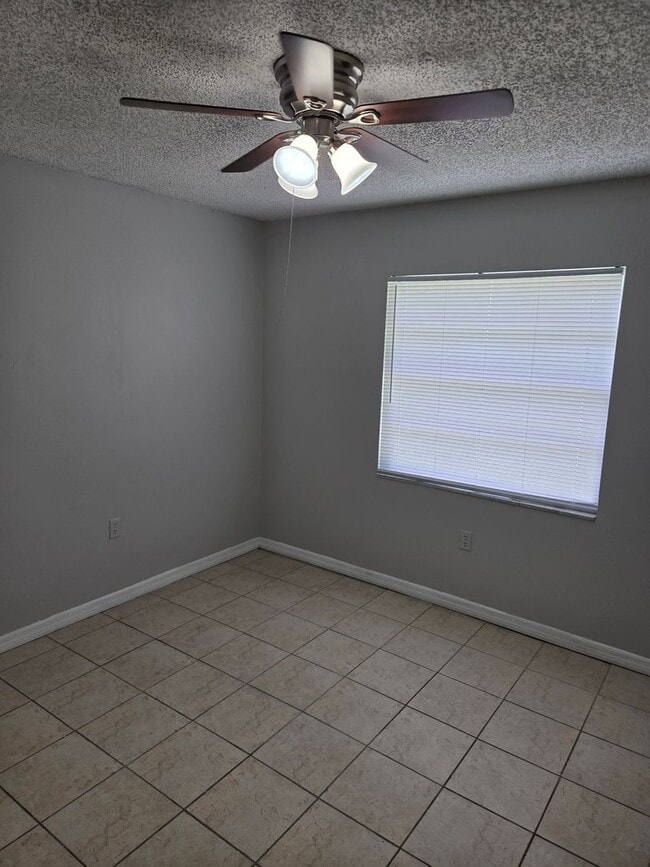 Building Photo - 2 BED / 1 BATH DUPLEX