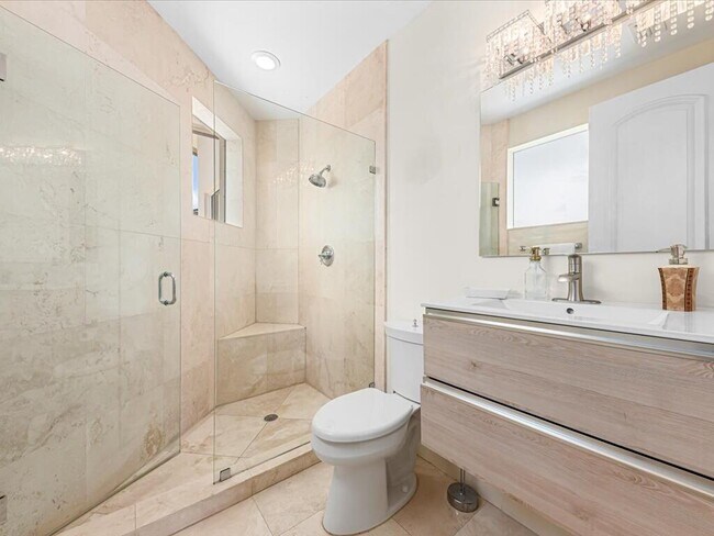 Building Photo - 3030 NE 45th St