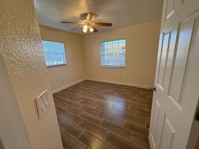 Building Photo - Beautiful single family Home.