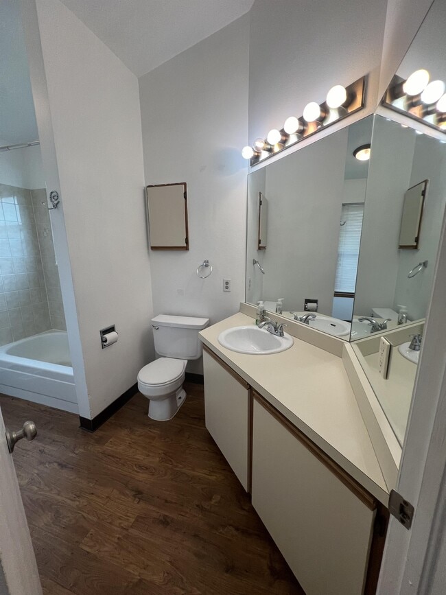 Building Photo - 870 London Green Way