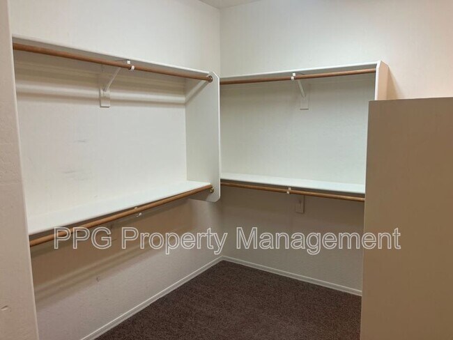 Building Photo - 16412 W Hope Dr