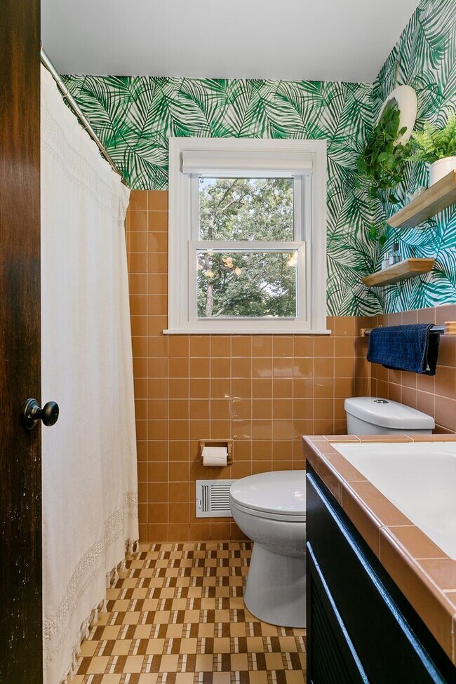 Building Photo - Charming 3 Bedroom Home Golden Valley