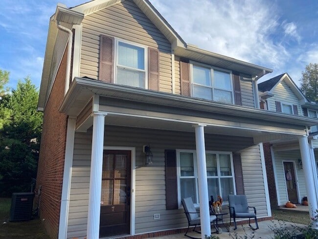 Building Photo - 1143 College Hill Rd