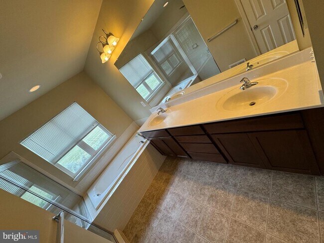 Building Photo - 105 Domino Ct