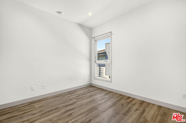 Building Photo - 440 Palm Dr