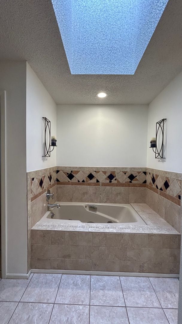 Building Photo - Large Family Home in Country Club North