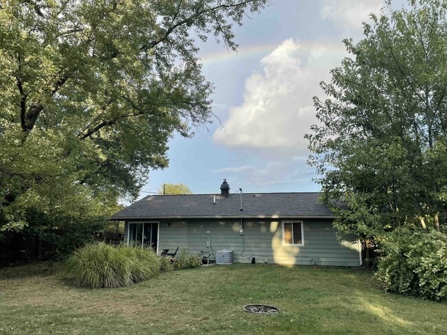 Building Photo - 3 bedrooms, 2 bathrooms, fenced yard!