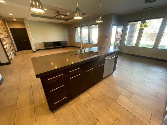 Building Photo - Beautiful Bridal Gate Estates - FIVE CAR GARAGE!!