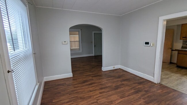 Building Photo - Charming 3-bedroom, 1.5-bathrooms home located in the heart of Akron