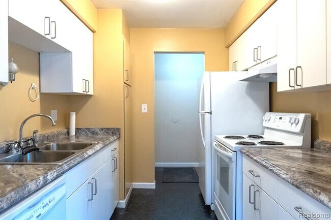 Building Photo - 19639 W 12 Mile Rd