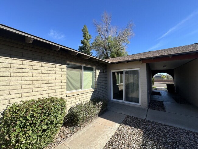 Building Photo - 6514 S Lakeshore Dr