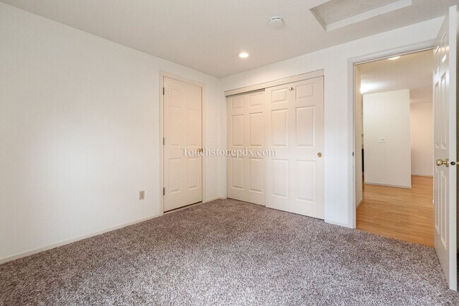 Building Photo - Move in by June 15 and get 2 weeks FREE! Charming Beaverton Home with Fireplace, Deck, and Attach...