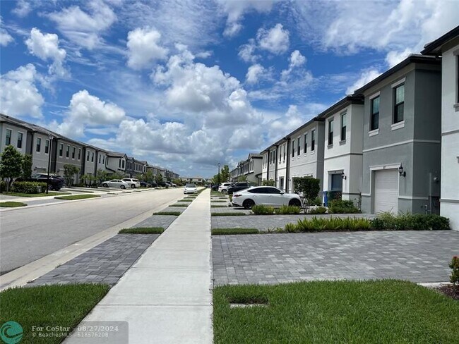 Building Photo - 2127 Appleton Cir S