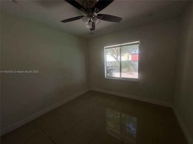 Building Photo - 3104 Tarpon Dr