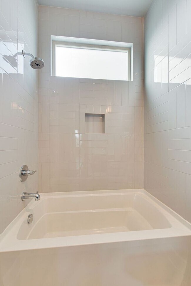 Building Photo - Youngs Lane Luxury Townhome