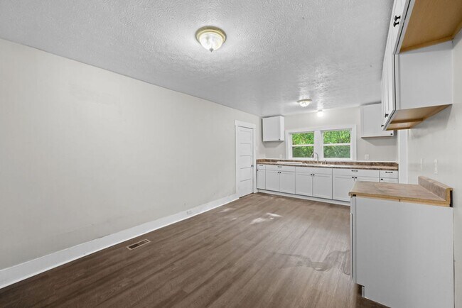 Building Photo - 3 bedroom 1 bath home for rent in Glencoe.