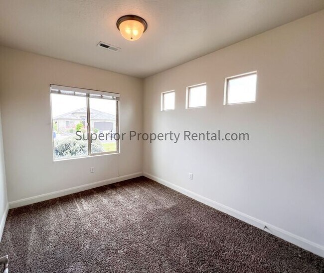 Building Photo - 4 bed, 2.5 bath home w/2 car garage