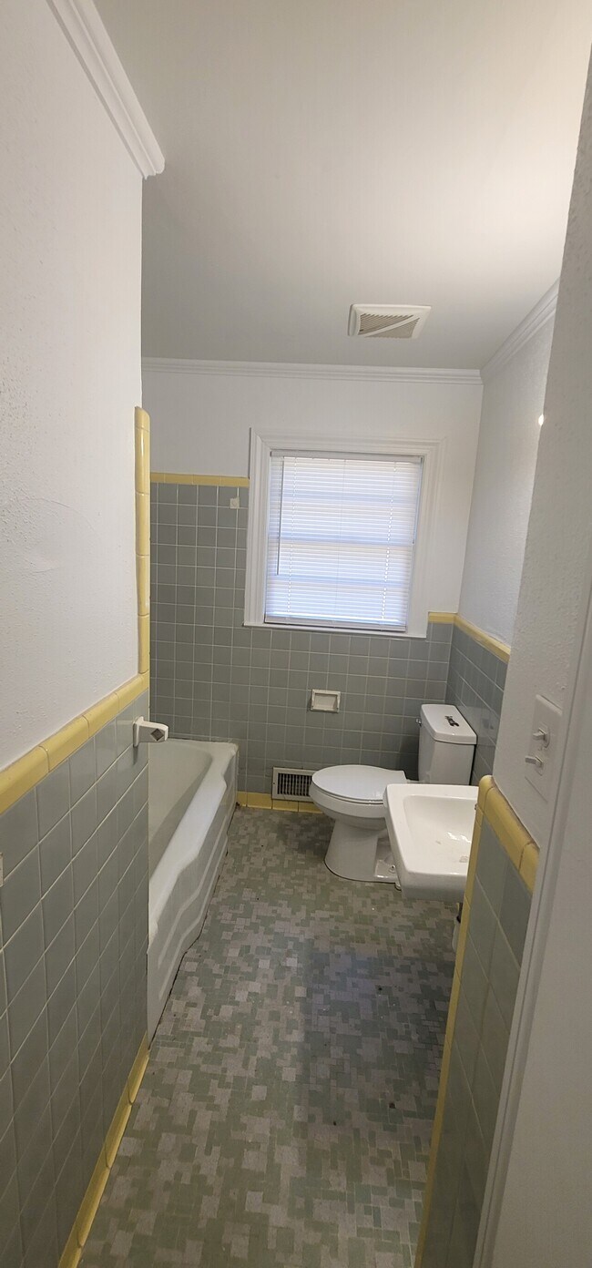 Building Photo - 1208 N Park Ave