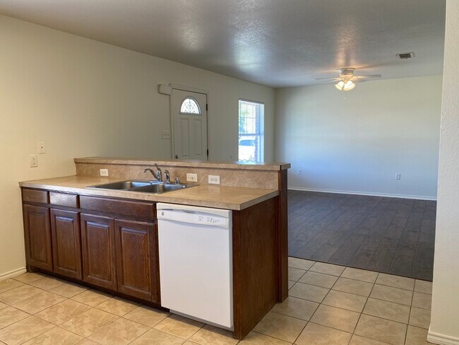 Building Photo - 3 bed 2 bath home, large backyard!