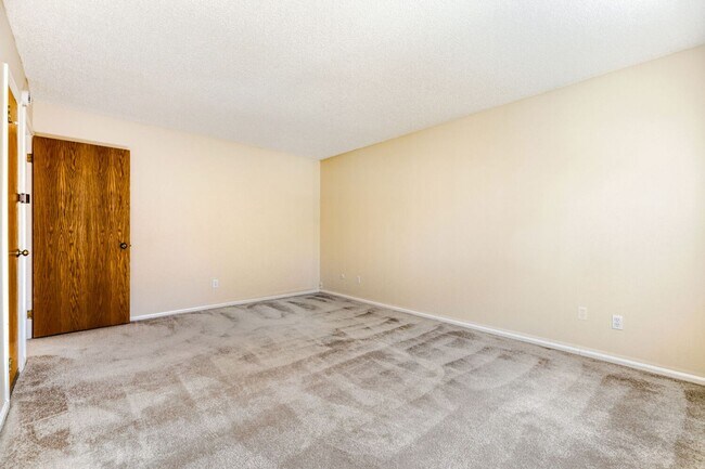 Building Photo - Enjoy the Private Pool and Outdoor Sauna at this 3/2 Home in a Quiet Neighborhood in Louisville