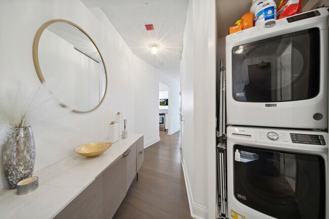 Building Photo - 400 N La Salle Dr