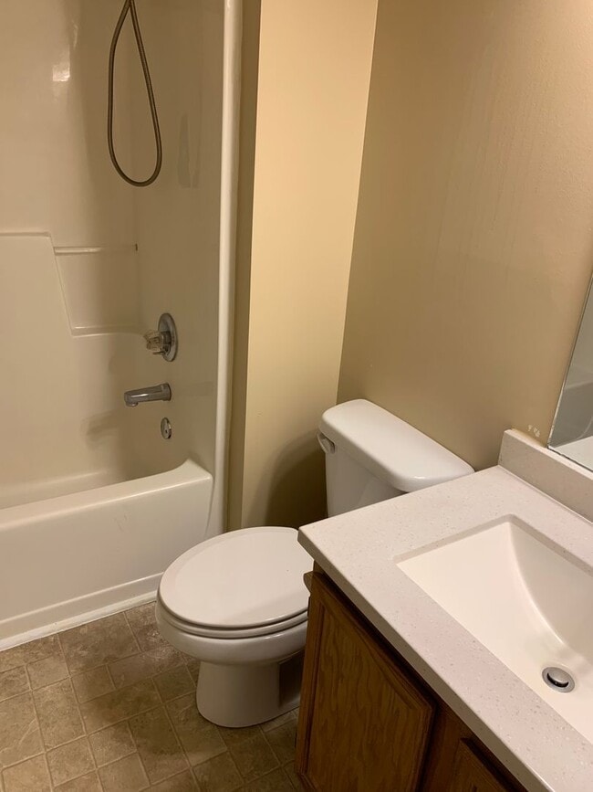 Building Photo - 3 Bedroom/2 Bath Split-Foyer Home Kingspor...