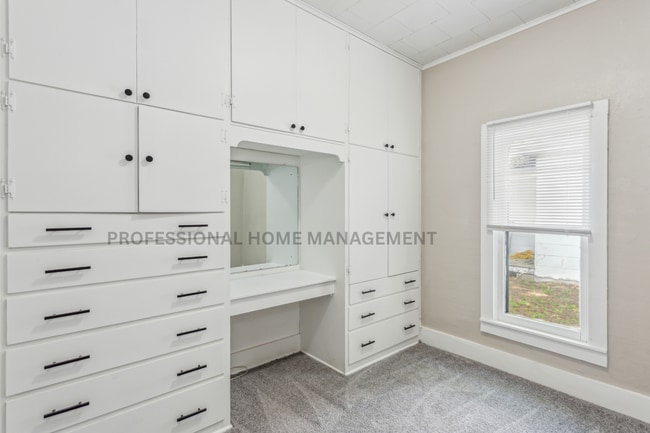 Building Photo - Beautifully updated 3 bedroom 1 1/2 bath h...