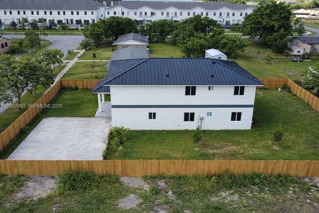 Building Photo - 722 NW 6th Ct