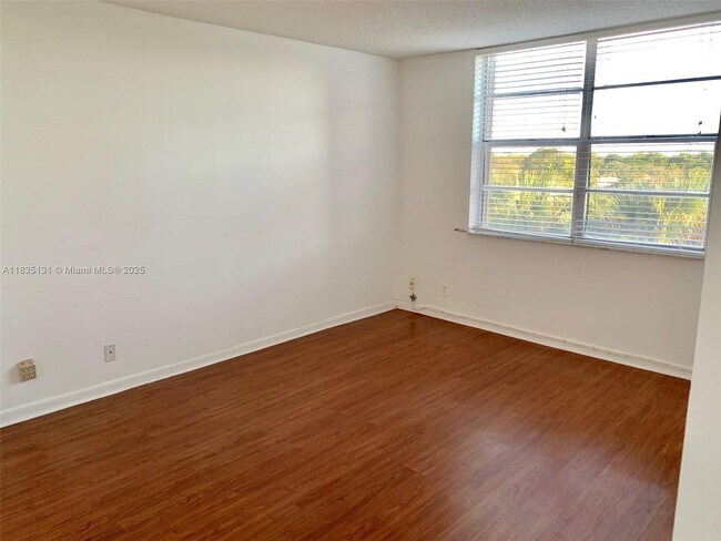 Building Photo - 250 Jacaranda Dr