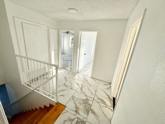 Building Photo - Beautiful cul-de-sac Home