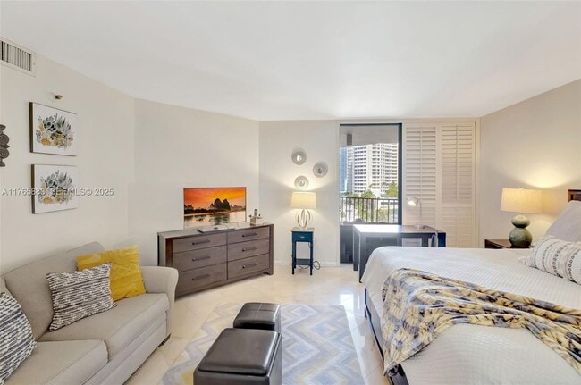 Building Photo - 520 Brickell Key Dr